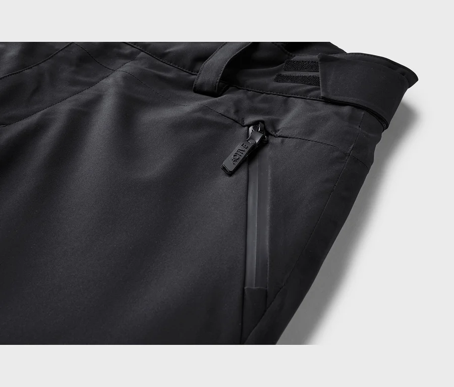 Nahaufnahme einer schwarzen Hose mit Reißverschlusstasche, einem „ACTIVE“-Reißverschlussanhänger, einer Gürtelschlaufe und einem verstellbaren Riemen.