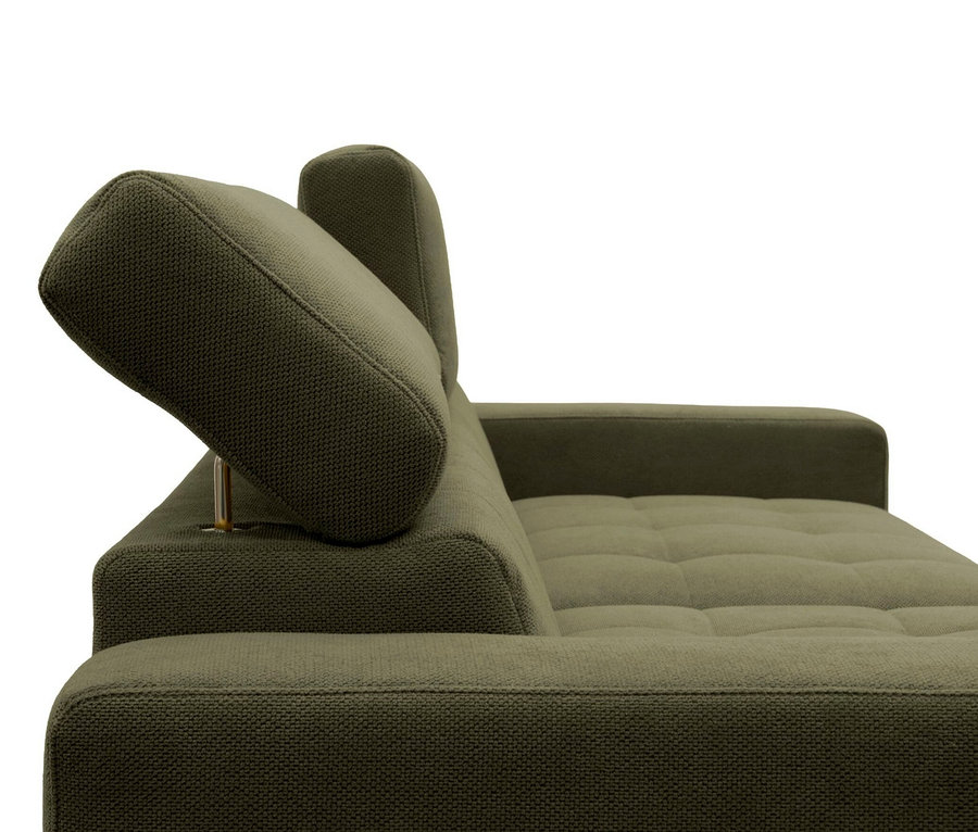 Nahaufnahme einer olivgrünen Couch mit strukturierter Oberfläche. Eine verstellbare Kopfstütze ist nach oben geneigt, und die Sitzkissen sind gesteppt.