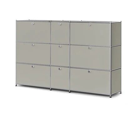 Ein hellgrauer modularer Schrank mit neun Fächern, jedes mit einer Tür und einem runden silbernen Griff, umrahmt von einer silbernen Metallstruktur.