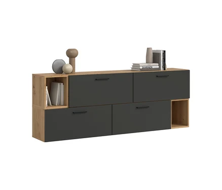 Modernes Sideboard mit heller Holzoptik und dunkelgrauen Schubladen. Es hat offene Fächer an den Enden, eines mit Büchern, und vier zentrale Schubladen. Dekovasen und Bücher stehen oben.