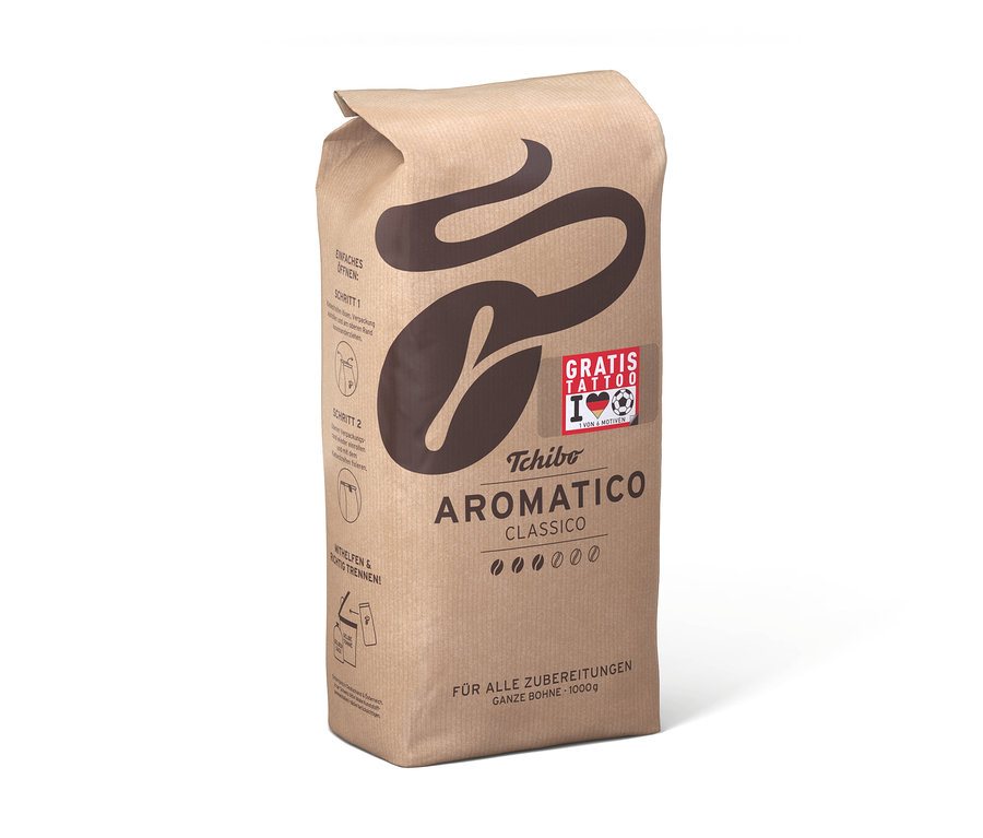 Braune Kaffeeverpackung mit Tchibo Aromatico Classico Aufschrift, 1 kg ganze Bohnen, und einem Gratis-Tattoo-Sticker.