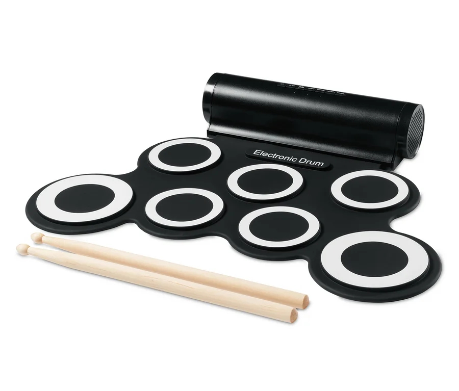 Schwarzes elektronisches Schlagzeug-Set mit weißen Kreisen und zwei Holzschlägern.