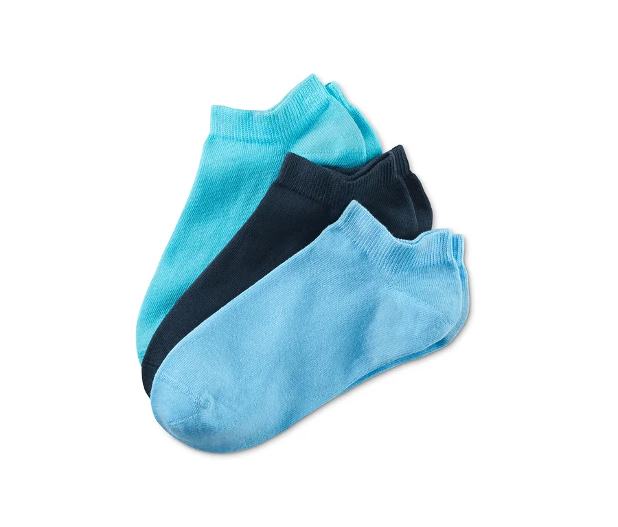 Drei Paar Sneakersocken in Türkis, Dunkelblau und Hellblau.