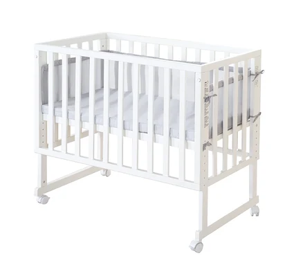 Weißes roba 3-in-1-Stuben-Beistellbett mit grauer Polsterung und Rollen.