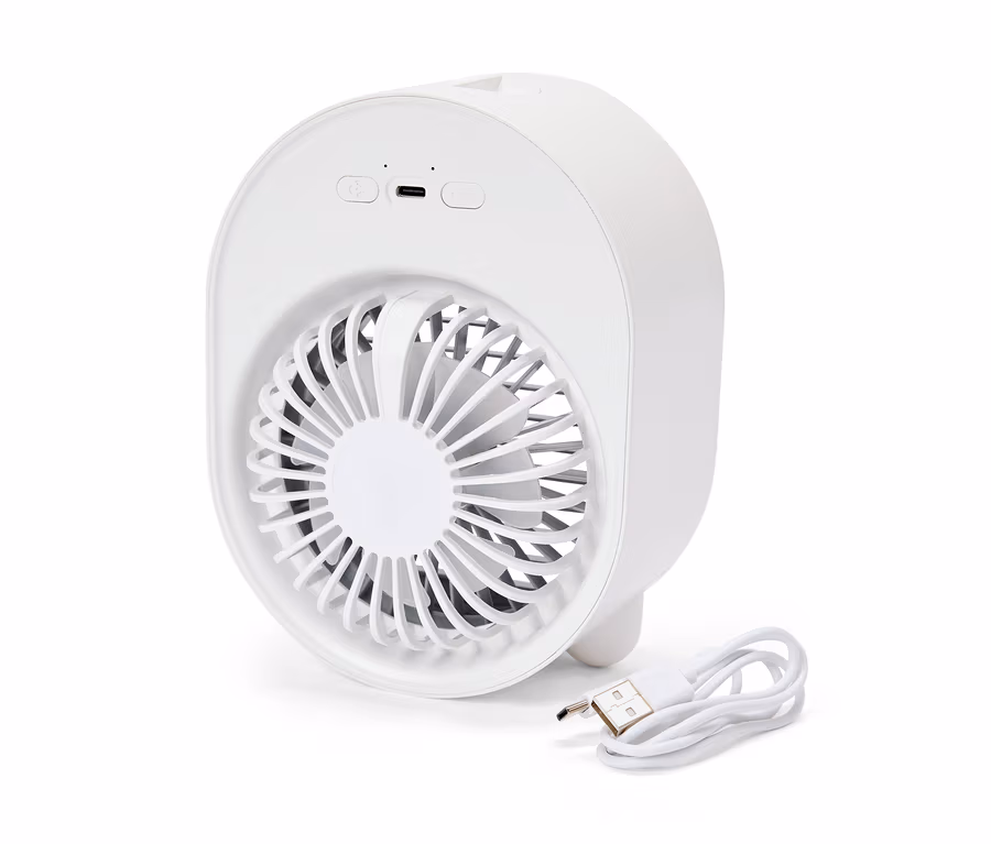 Ein weißer, runder Mini-Ventilator steht neben einem USB-Kabel.