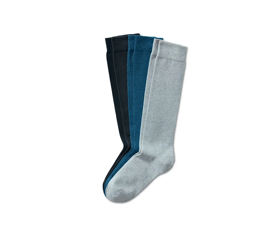 Drei Paar Kniestrümpfe in Schwarz, Blau und Grau.