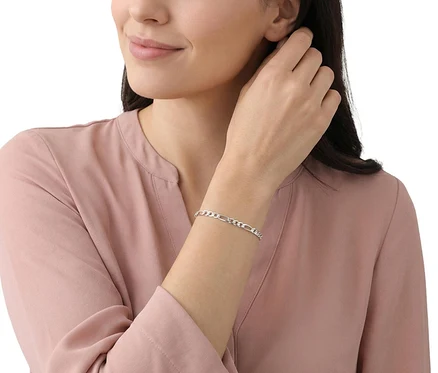 Eine Frau trägt ein Amor 925 Silber Figaro Armband am Handgelenk und berührt ihr Ohr.