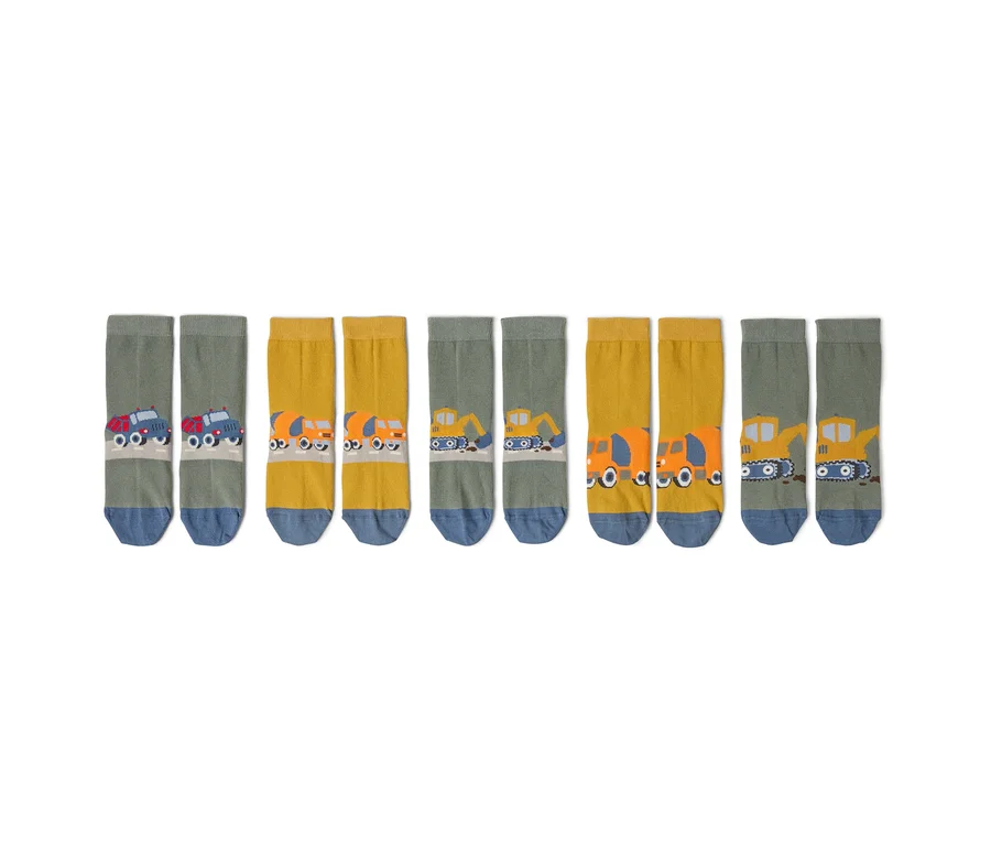 Drei Paare Kinder Socken mit Fahrzeugmotiven stehen nebeneinander.