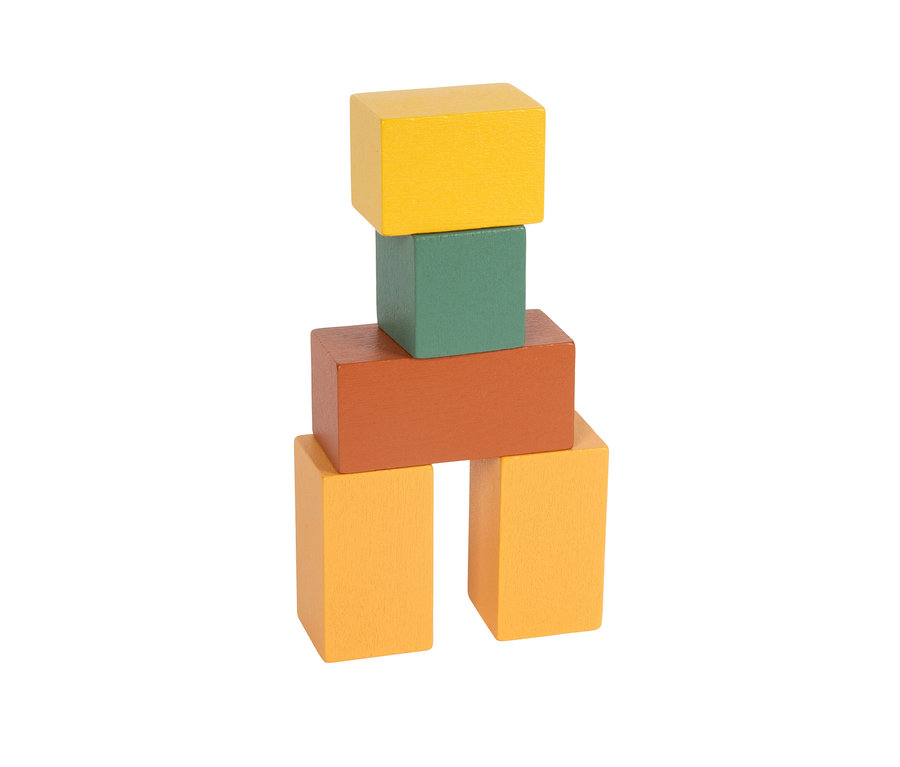 Fünf bunte Holzbausteine, die zu einem Turm gestapelt sind. Unten zwei hellorangefarbene Quader, darauf ein brauner Quader, dann ein dunkelgrüner Würfel und oben ein gelber Quader.