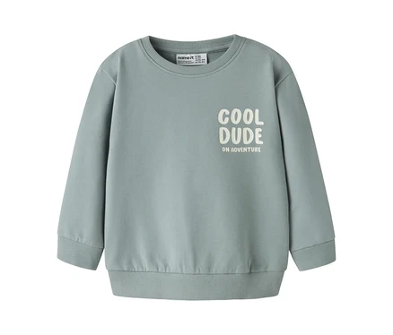 Hellblaugrüner NAME IT Kinder-Sweater mit dem Schriftzug „COOL DUDE ON ADVENTURE“ auf der Vorderseite.