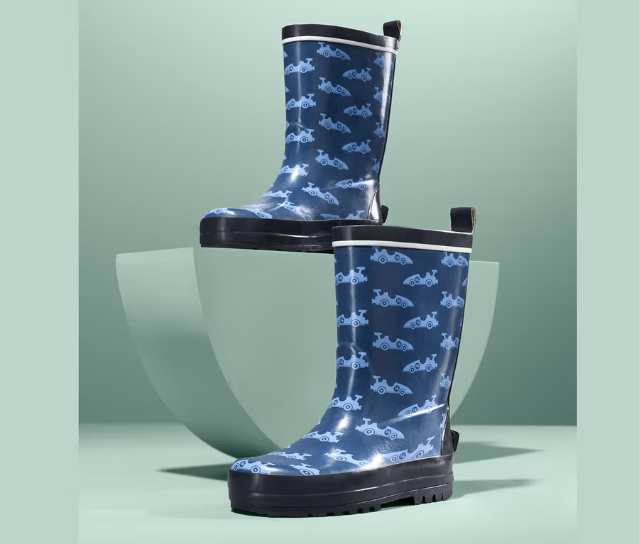 Zwei Regenstiefel mit blauem Hintergrund und hellem Muster.