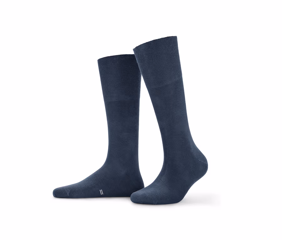 Zwei blaue Diabetikersocken.