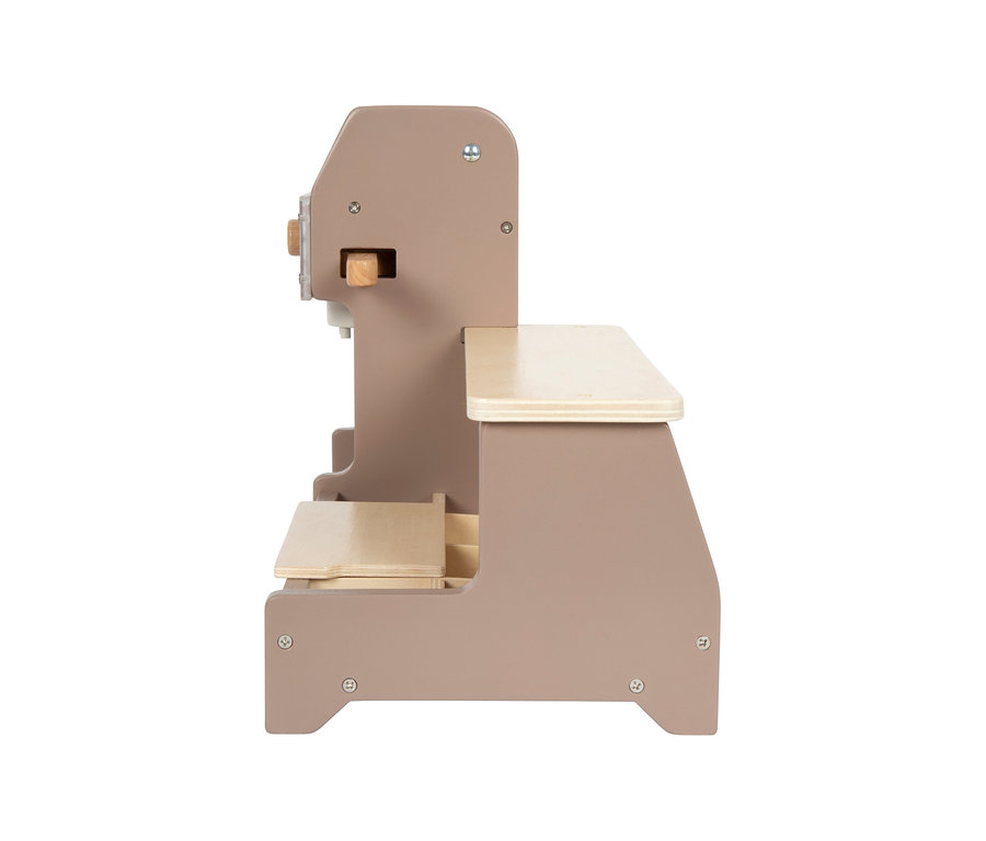 Ein hellbraunes small foot Barista-Set aus Holz mit Naturholz-Akzenten, bestehend aus einer Kaffeemaschine mit Spender, Knopf und einer mehrstufigen Plattform, von der Seite gezeigt.