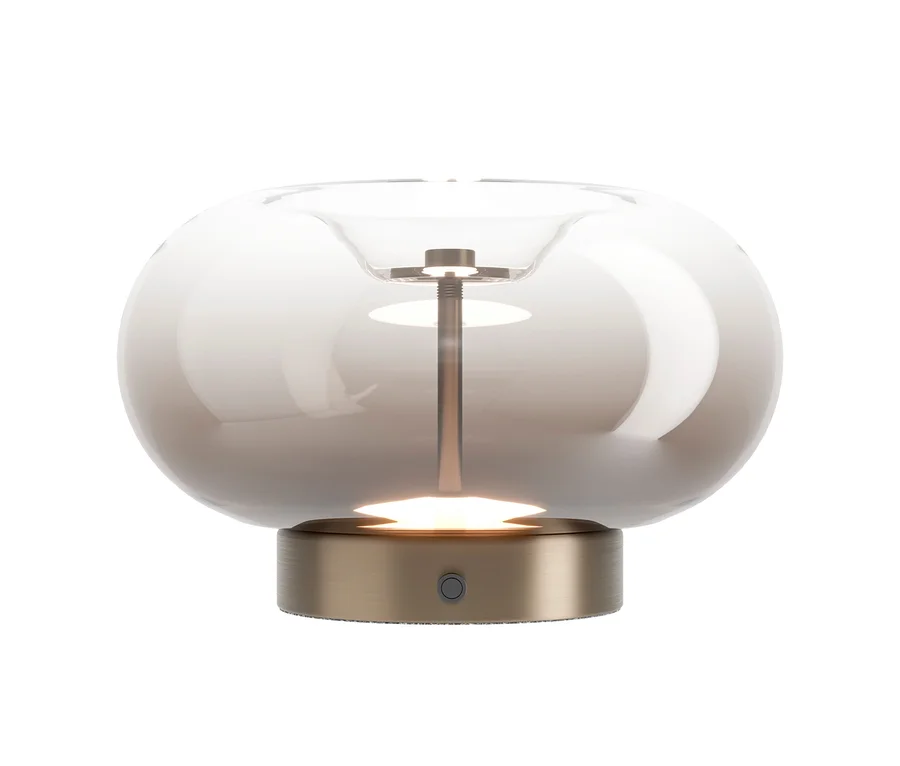 Eine moderne Tischlampe mit einem pilzförmigen, rauchfarbenen Glasschirm und einem messingfarbenen Sockel. Sie strahlt Licht von oben und unten ab.