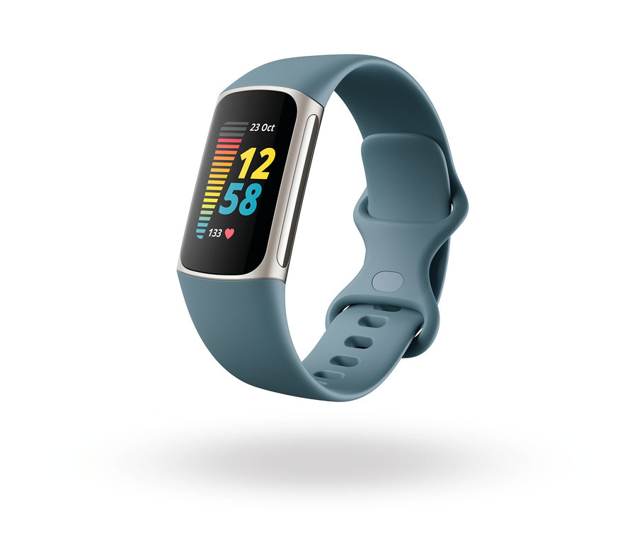 Blauer Fitbit Charge 5 Aktivitäts-Tracker mit schwarzem Display, das die Uhrzeit 12:58 anzeigt.