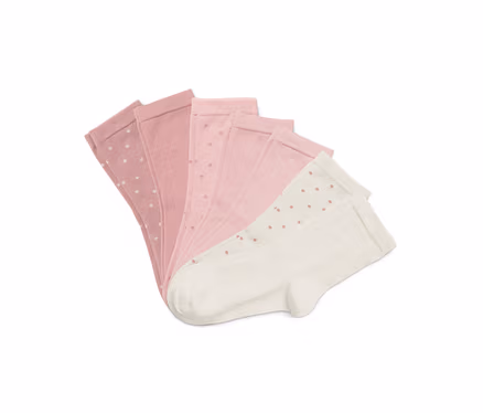 Fünf Socken liegen gefächert auf einem weißen Hintergrund. Die Socken sind rosa und weiß und haben ein Punktmuster.