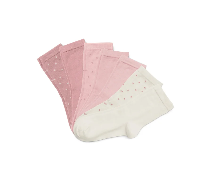 Fünf Socken liegen gefächert auf einem weißen Hintergrund. Die Socken sind rosa und weiß und haben ein Punktmuster.