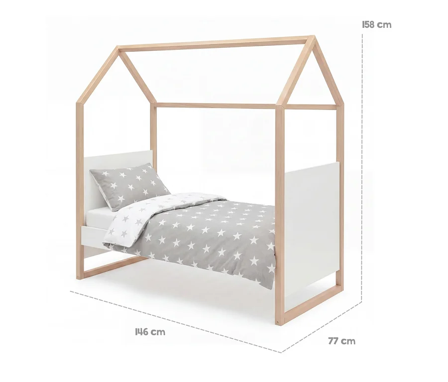 Ein Kinderbett mit einem hausförmigen Rahmen aus Naturholz und weißen Paneelen. Das Bett hat graue Bettwäsche mit weißen Sternen. Die Maße sind 146 cm Länge, 77 cm Breite und 158 cm Höhe.