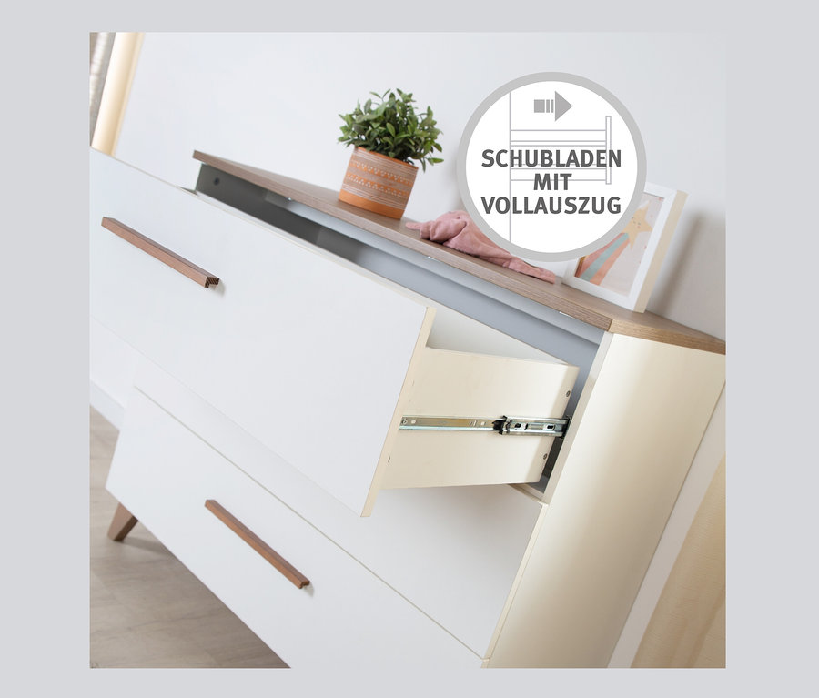 Geöffnete Schublade der weißen roba Wickelkommode »Ole».