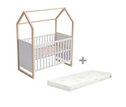 Babybett mit hellem Holzrahmen in Hausform und weißen Gitterseiten, daneben eine weiße Matratze mit Muster und ein Pluszeichen.