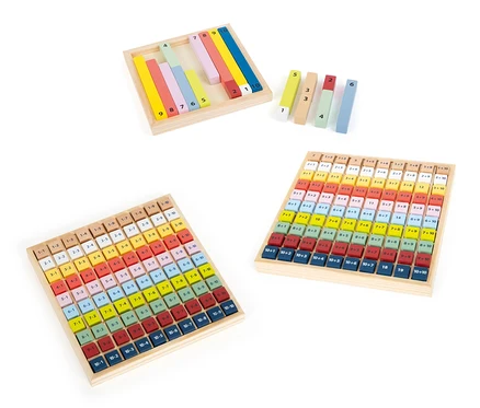 Mehrere Sets von hölzernen Lernhilfen für Mathematik.