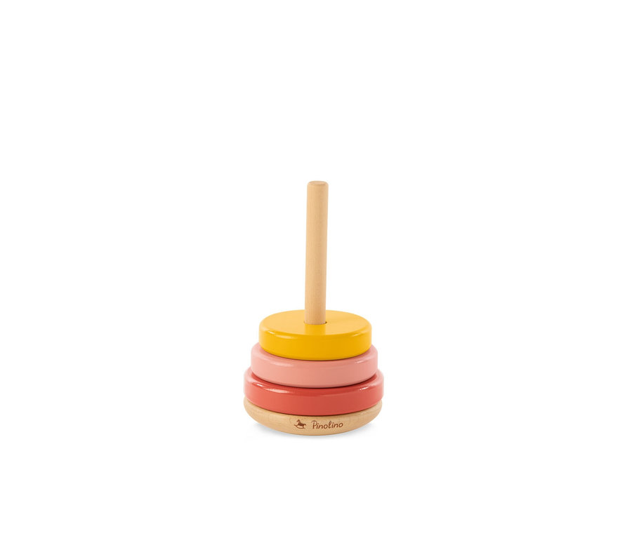 Auf einem weißen Hintergrund befindet sich ein Pinolino Stapelturm »Ruby«, der aus einem Holzsockel, drei farbigen Ringen (rot, rosa und gelb) und einem Holzstab besteht.