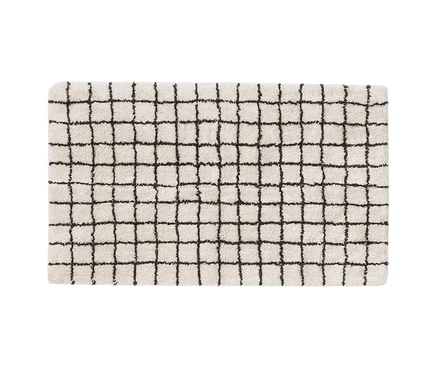 Weiße, flauschige benuta Badematte »Wavu« mit schwarzem Karomuster, ca. 60 x 100 cm.