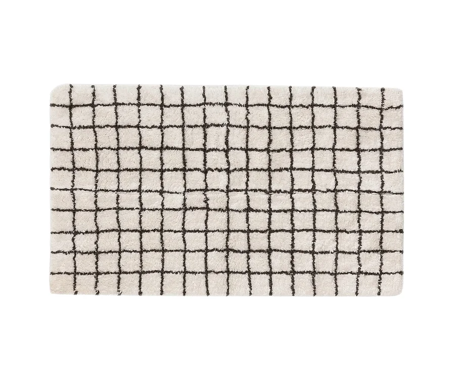 Weiße, flauschige benuta Badematte »Wavu« mit schwarzem Karomuster, ca. 60 x 100 cm.