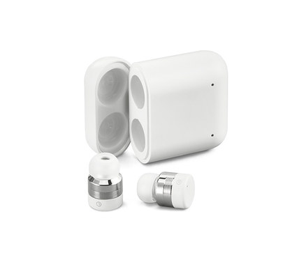 Zwei kabellose In-Ear-Kopfhörer und ein offenes Ladecase.