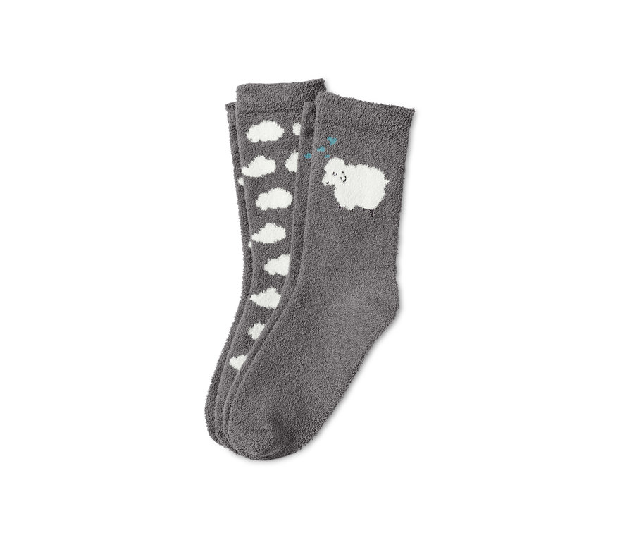 Zwei Paar graue Kuschelsocken, eines mit Wolkenmuster, eines mit Schaf.