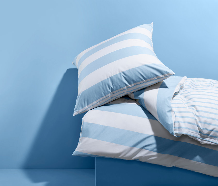 Perkal-Wendebettwäsche in Doppelgröße mit blau-weißen Streifen.