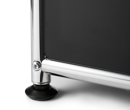 Detailaufnahme eines hohen, schwarzen Metallregals mit verstellbarem Klappfach und Füßen.