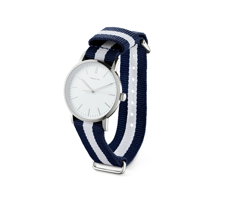 Detailansicht einer Damenuhr mit blau-weiß gestreiftem Wechselarmband.