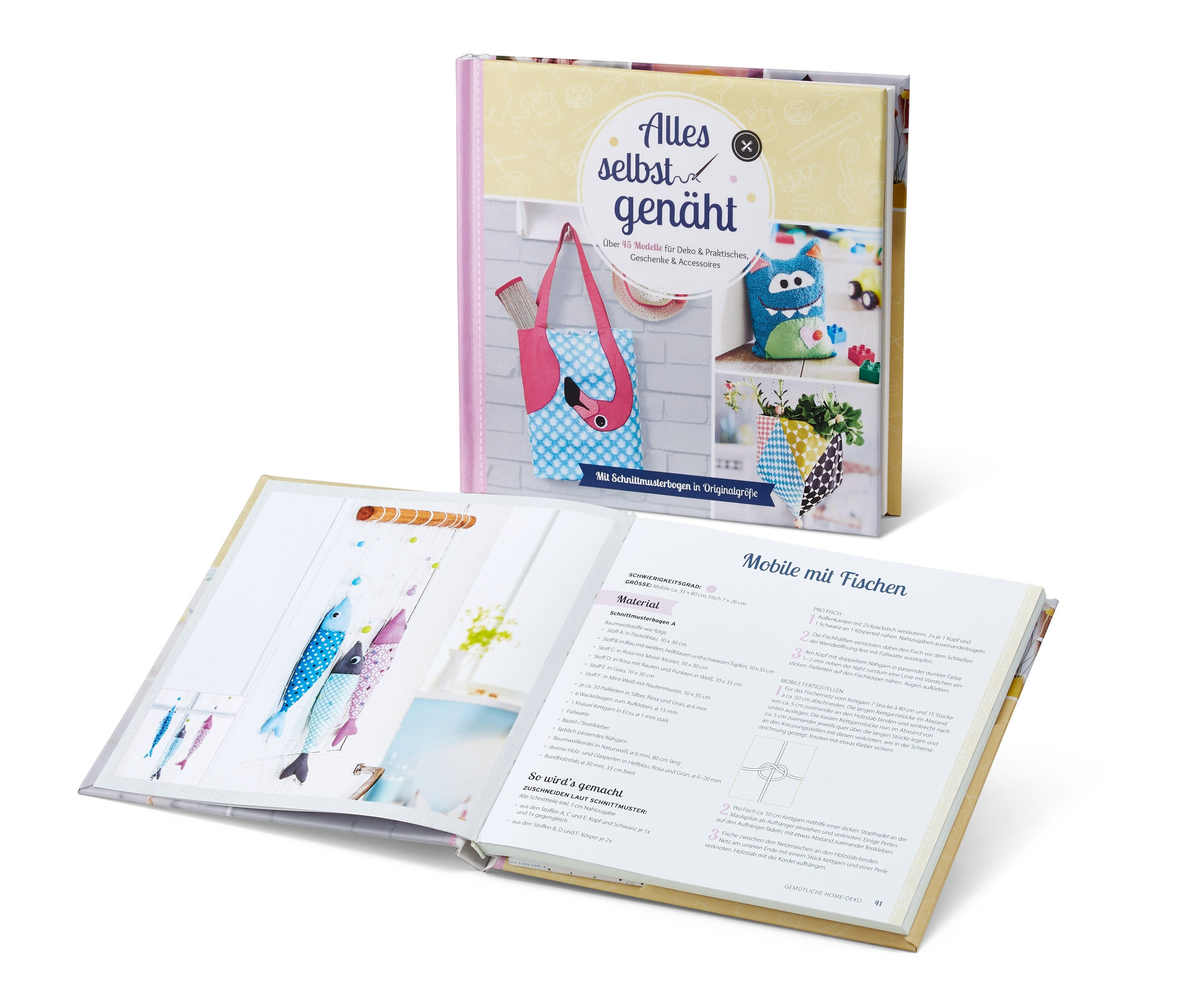 Zwei Nähbücher: »Alles selbst genäht«, eines geschlossen und eines aufgeschlagen mit einer Anleitung für ein Fisch-Mobile.