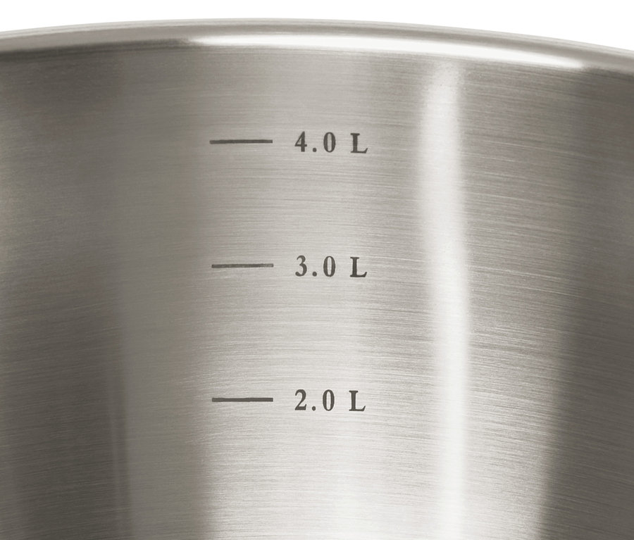 Detailaufnahme des Inneren einer Edelstahl-Zubereitungsschüssel mit Literskala.