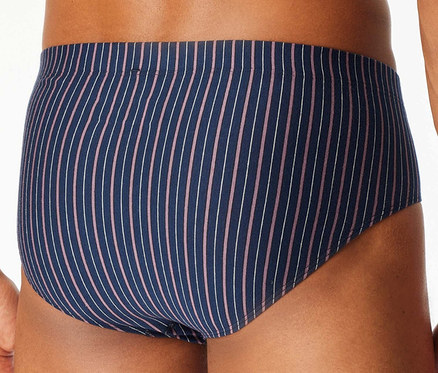 Rückansicht eines Mannes, der blaue Slips mit weißen und rosa Streifen trägt.