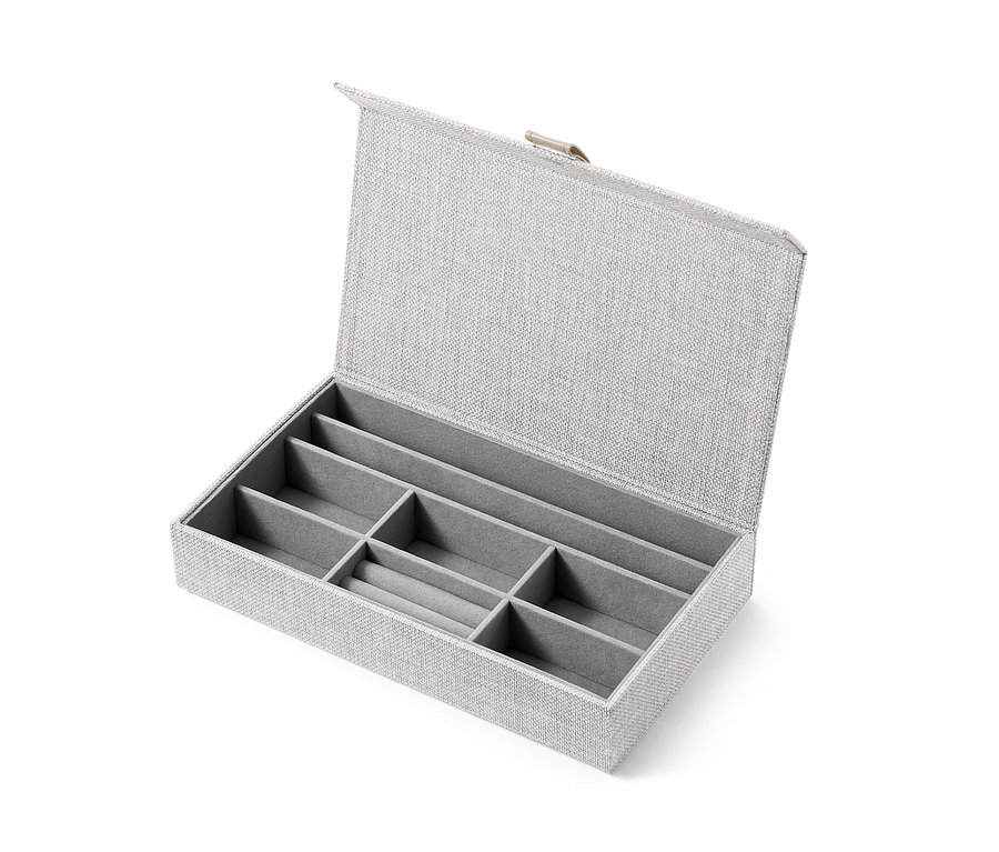 Geöffnete Aufbewahrungsbox für Schmuck.