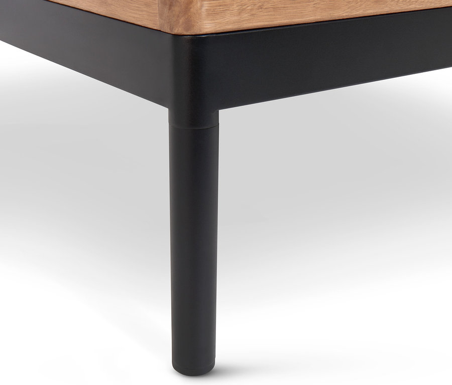 Detailaufnahme einer variablen Lounge-Ecke Elin mit Holzarmlehne und grauer Polsterung.