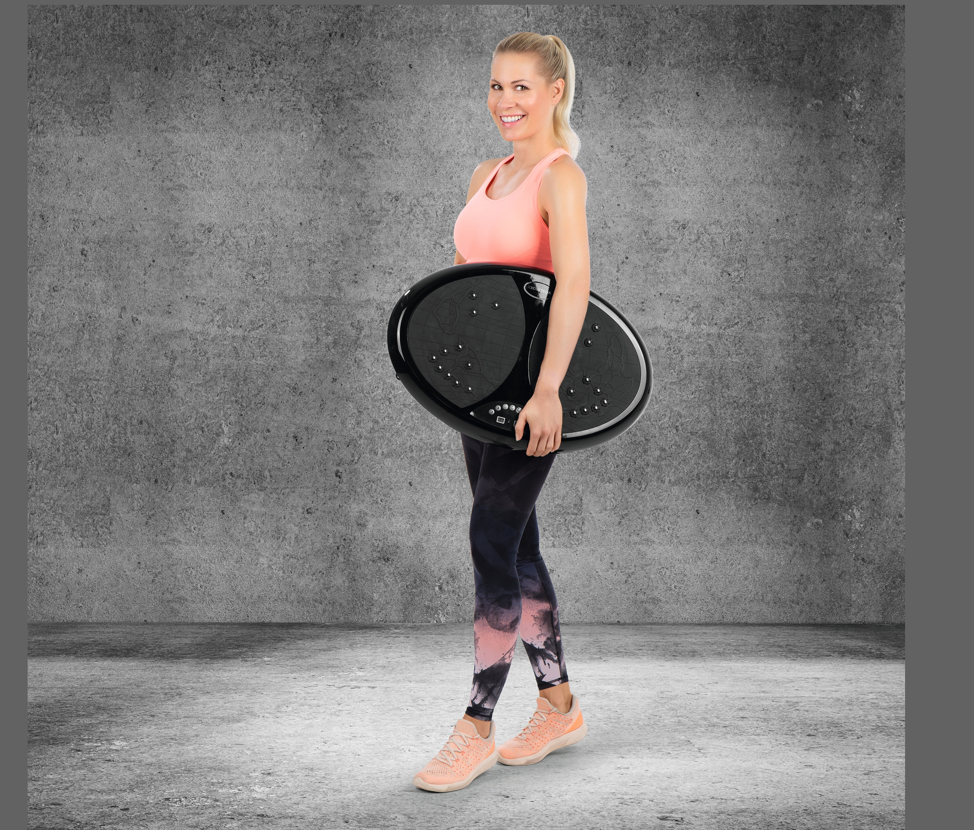 Frau hält VITALmaxx Vibrationstrainer.