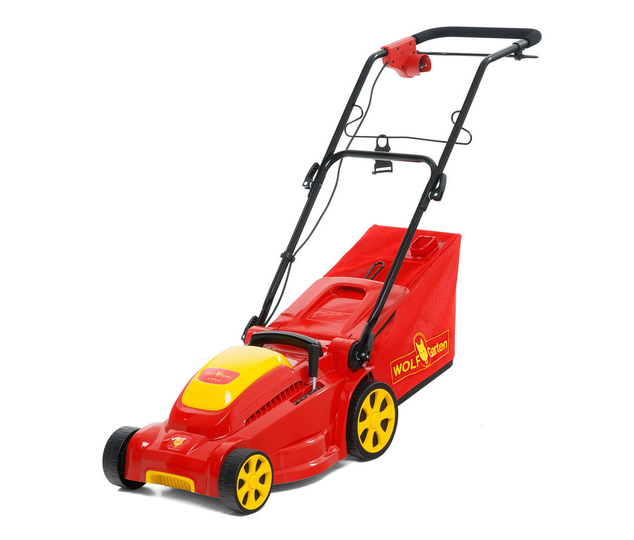 Roter und gelber WOLF-Garten-Elektrorasenmäher mit schwarzem Griff und rotem Fangkorb.