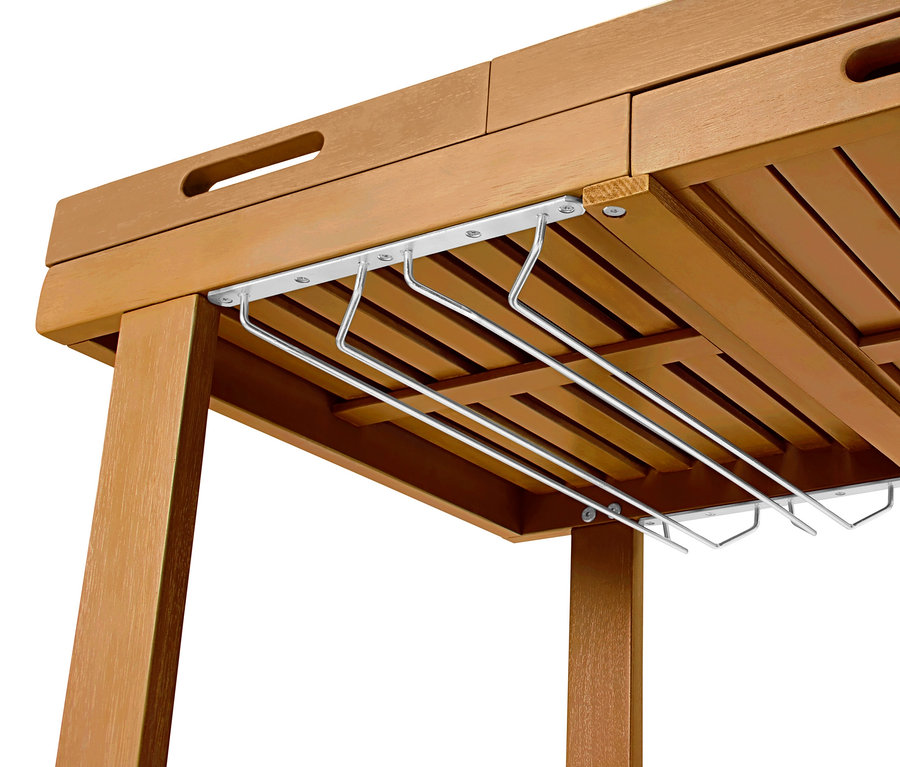 Detailansicht eines Barbecue-Trolleys aus Holz mit Gläserhaltern.