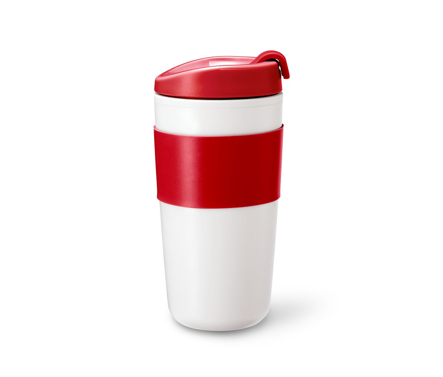 Weißer Coffee-to-go-Becher mit rotem Deckel und roter Silikonbanderole.