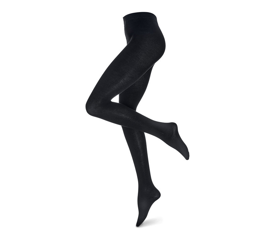 Beine in einer schwarzen Modal-Strumpfhose.