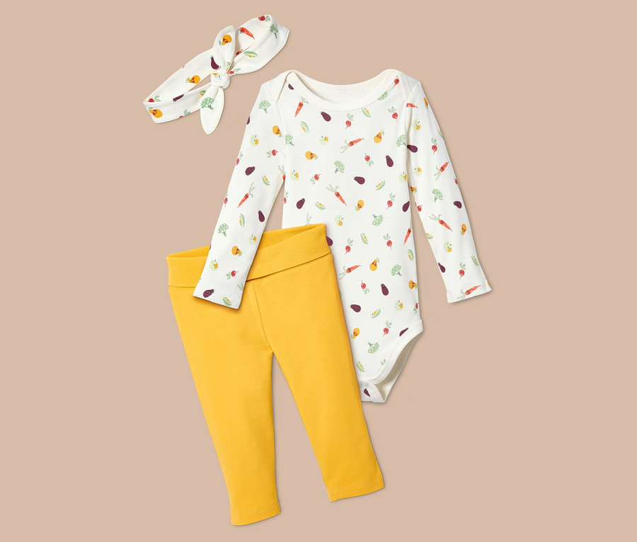 Baby-Kombi, 3-teilig: Body mit Gemüseprint, gelbe Hose und Stirnband.