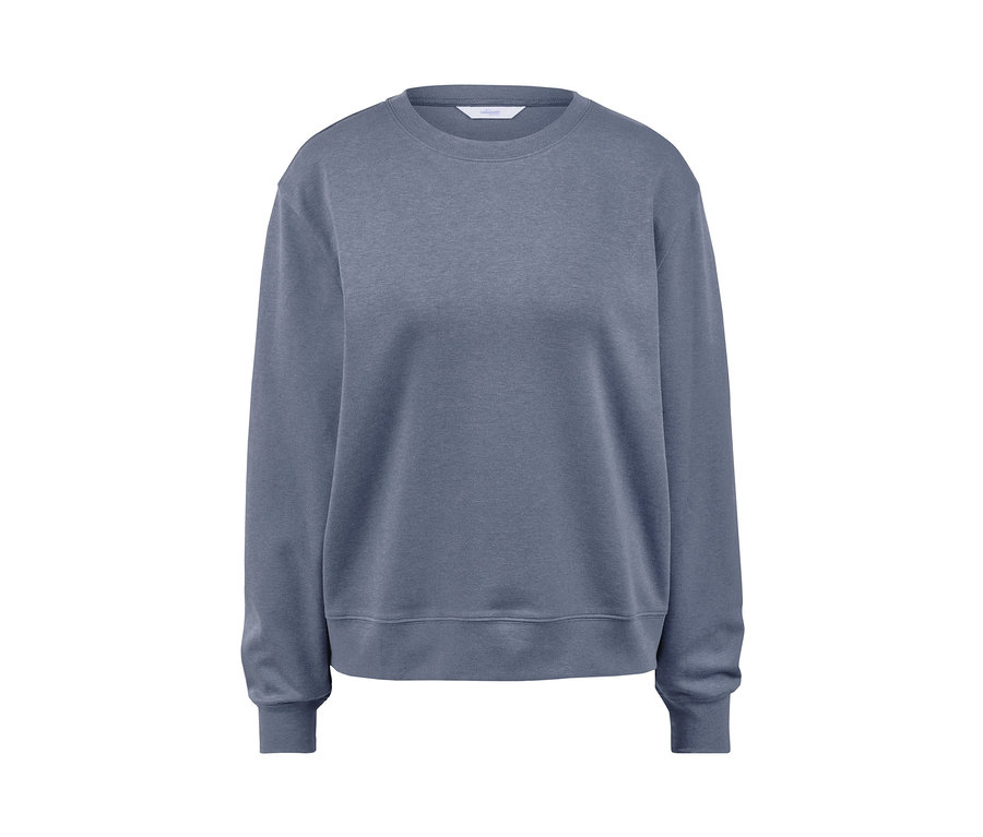 Ein blauer Loungewear-Sweater auf weißem Hintergrund.