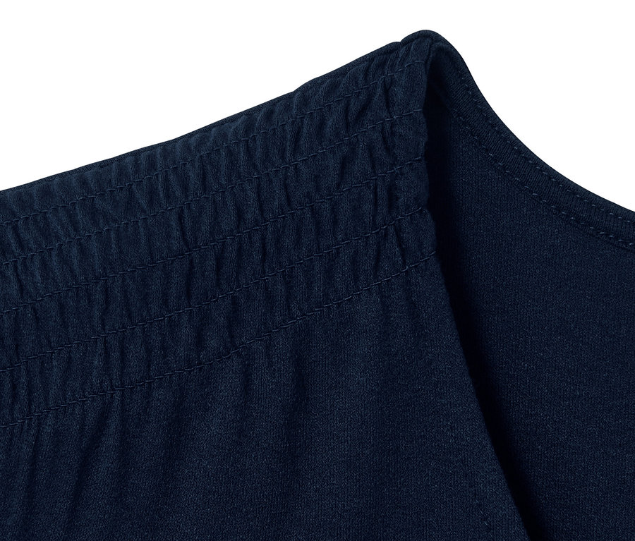 Detailansicht eines dunkelblauen Blusenshirts mit 3/4-Arm.