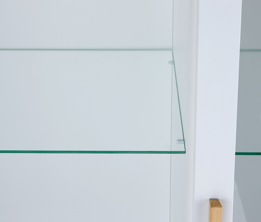 Detail einer weißen Vitrine »Eklund« mit 2 Türen und Glasböden.