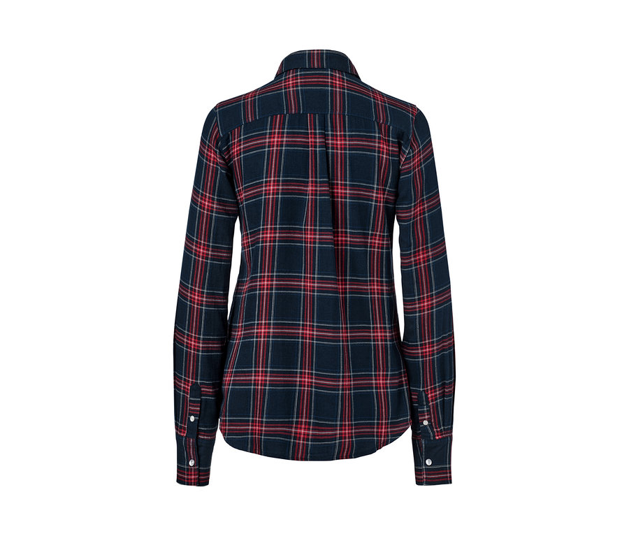 Detailansicht der Rückseite einer karierten Bluse aus Baumwoll-Flanell.