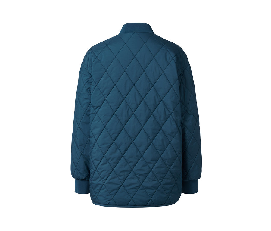 Detailansicht einer blauen Wende-Steppjacke.