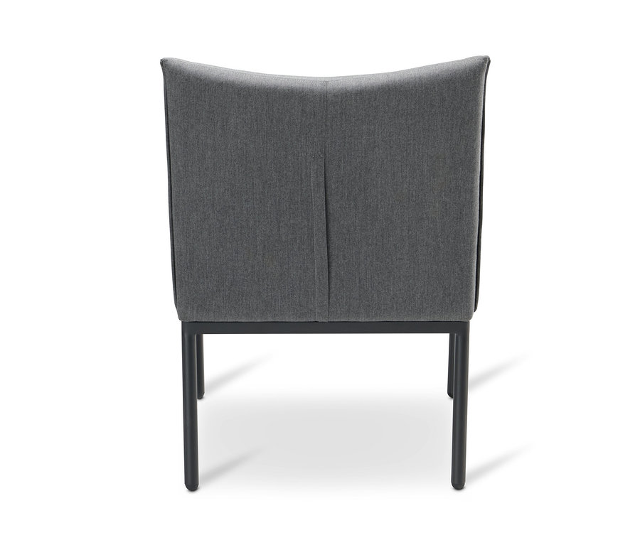 Rückansicht eines Premium-Dining-Sessels mit Sunbrella®-Stoff. Gepolsterter Stuhl mit schwarzen Beinen.